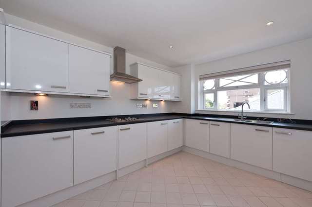  Image of 4 bedroom Flat to rent in St. Edmunds Terrace London NW8 at St Edmund`s Terrace St John`s Wood London, NW8 7QQ