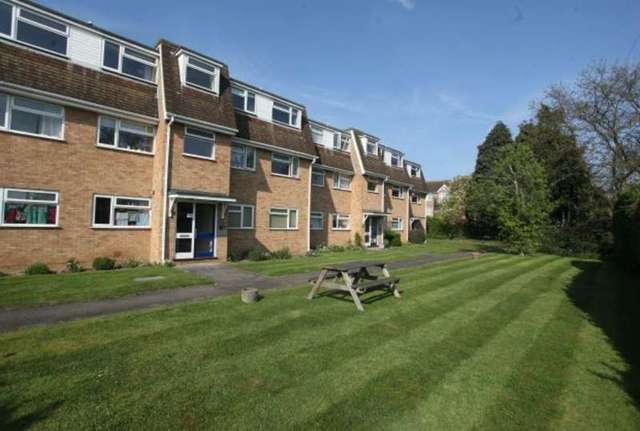  Image of 2 bedroom Flat for sale in Bath Road Taplow Maidenhead SL6 at Taplow, SL6 0PL