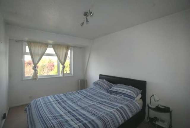  Image of 2 bedroom Flat for sale in Bath Road Taplow Maidenhead SL6 at Taplow, SL6 0PL