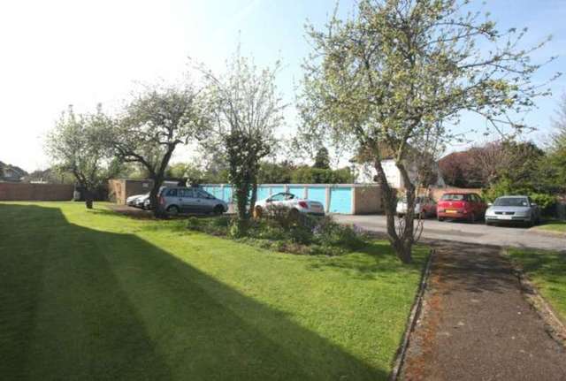  Image of 2 bedroom Flat for sale in Bath Road Taplow Maidenhead SL6 at Taplow, SL6 0PL