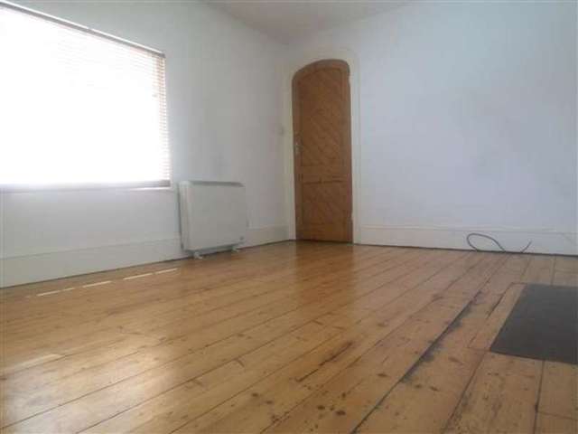  Image of 2 bedroom Apartment to rent in Goldings Hill Loughton IG10 at Loughton, IG10 2RW
