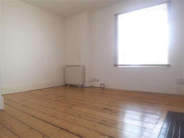  Image of 2 bedroom Apartment to rent in Goldings Hill Loughton IG10 at Loughton, IG10 2RW