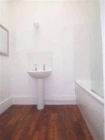  Image of 2 bedroom Apartment to rent in Goldings Hill Loughton IG10 at Loughton, IG10 2RW
