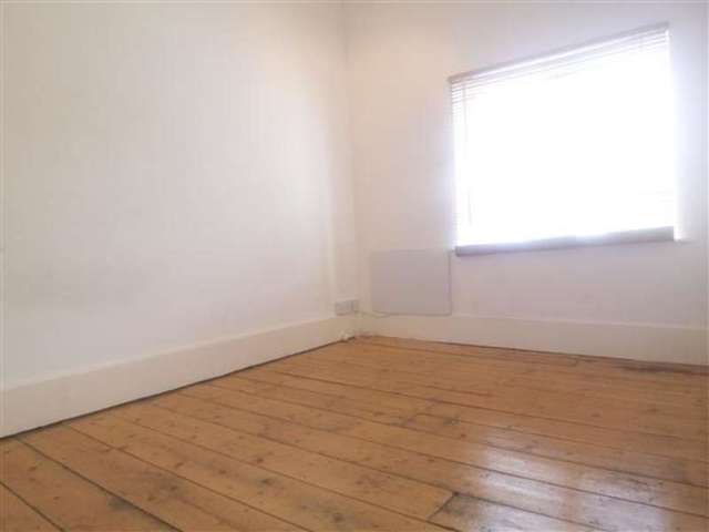  Image of 2 bedroom Apartment to rent in Goldings Hill Loughton IG10 at Loughton, IG10 2RW