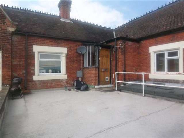  Image of 2 bedroom Apartment to rent in Goldings Hill Loughton IG10 at Loughton, IG10 2RW