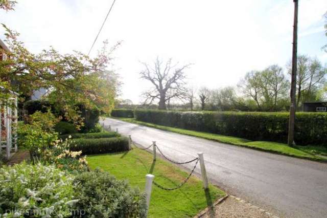  Image of 4 bedroom Detached house for sale in West End Waltham St. Lawrence Reading RG10 at WALTHAM ST LAWRENCE, RG10 0NN