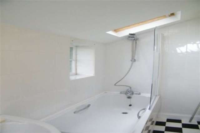  Image of 1 bedroom Flat to rent in Wellsway Bath BA2 at Bath, BA2 4RU