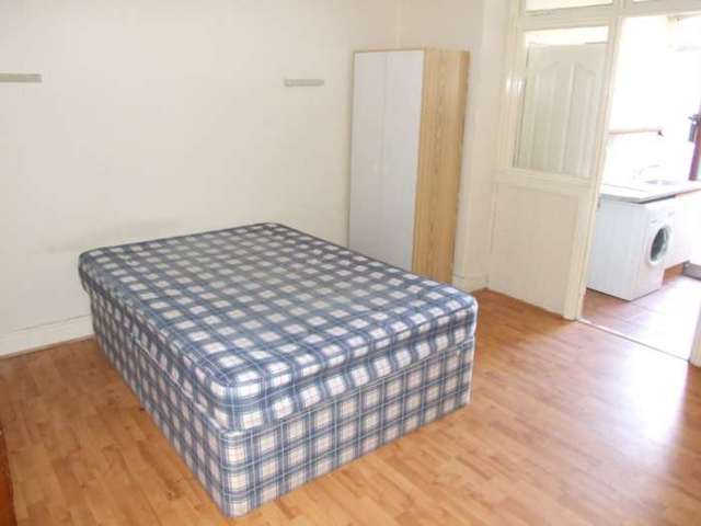  Image of 1 bedroom Flat to rent in Whitchurch Road Heath Cardiff CF14 at Whitchurch Rd Heath Cardiff, CF14 3NF