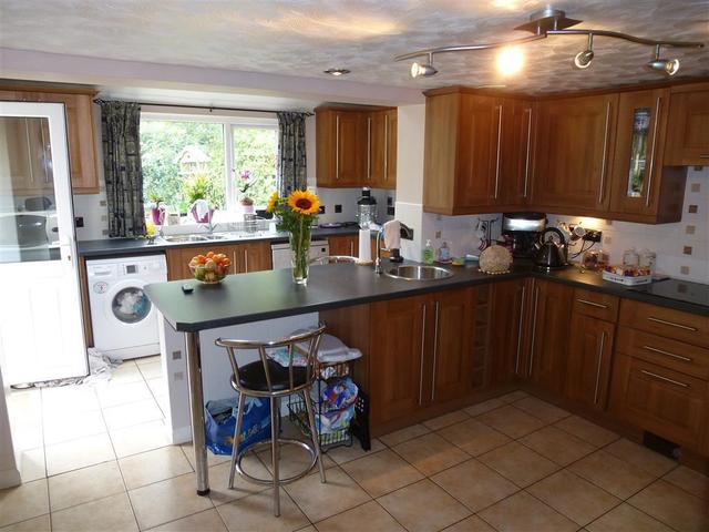  Image of 4 bedroom Detached house to rent in Yarmouth Road Kirby Cane Bungay NR35 at Yarmouth Road Kirby Cane BUNGAY, NR35 2PL