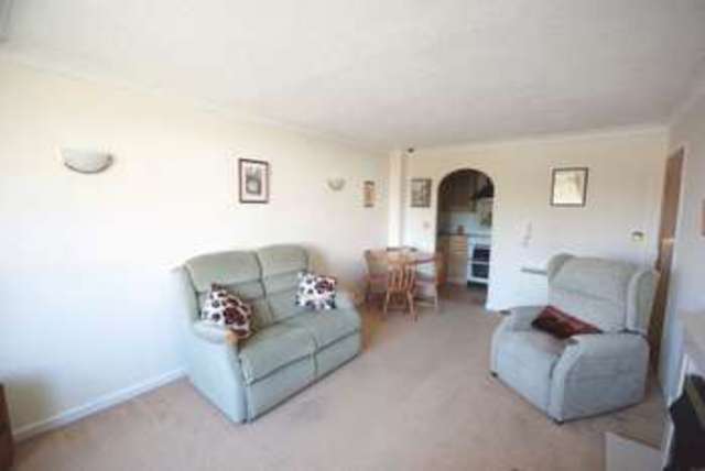  Image of 1 bedroom Flat for sale in Beach Road Lee-on-the-Solent PO13 at Beach Road  Lee-On-The-Solent, PO13 9BP