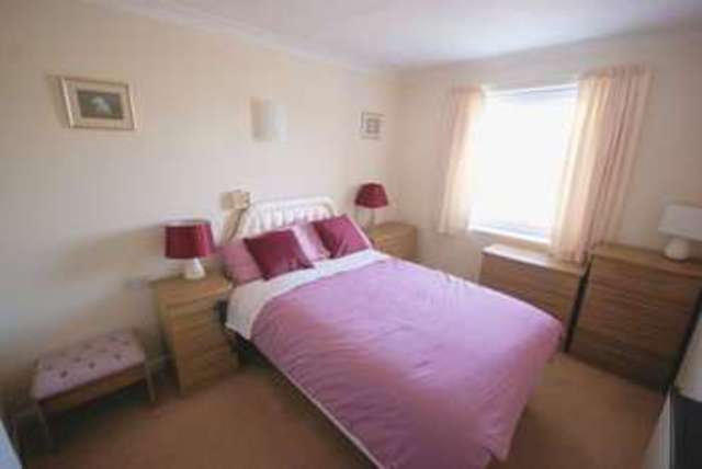  Image of 1 bedroom Flat for sale in Beach Road Lee-on-the-Solent PO13 at Beach Road  Lee-On-The-Solent, PO13 9BP