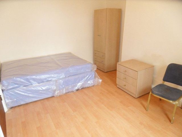  Image of 4 bedroom Detached house to rent in Belsay Place Newcastle upon Tyne NE4 at Belsay Place Array Blakelaw, NE4 5NX