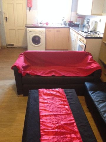  Image of 4 bedroom House Share to rent in Beverley Road Bolton BL1 at Beverly Road Array Bolton, BL1 4DY