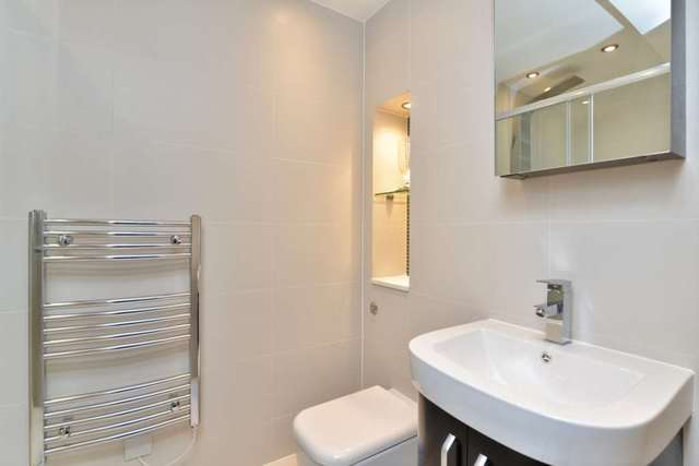  Image of 3 bedroom Flat to rent in St. Johns Wood Park London NW8 at St John`s Wood Park St John`s Wood London, NW8 6NL