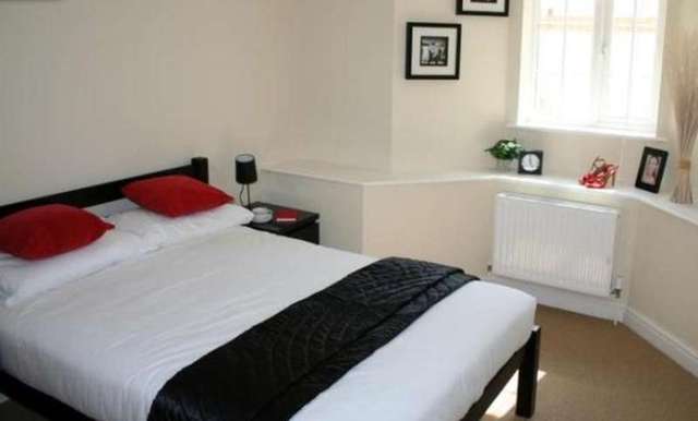  Image of 1 bedroom Flat for sale in Victoria Grove Bridport DT6 at Bridport, DT6 3AG