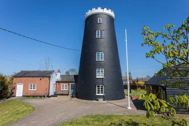  Image of 4 bedroom Detached house for sale in Southend Road Bungay NR35 at 65 Southend Road Bungay Bungay, NR35 1DN
