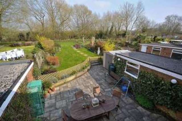  Image of 4 bedroom Detached house for sale in Camberton Road Leighton Buzzard LU7 at Camberton Road  Linslade, LU7 2UW