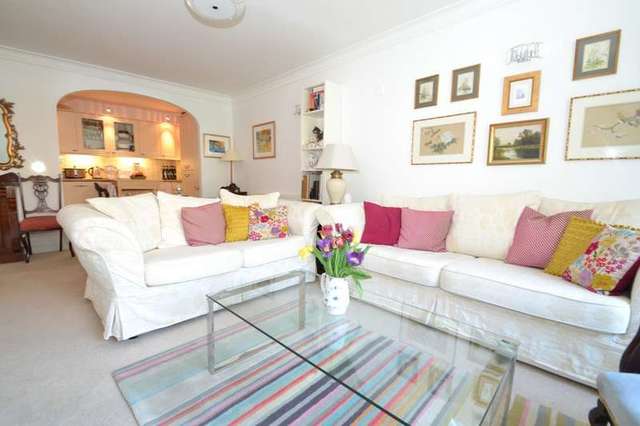  Image of 2 bedroom Flat for sale in Canford Cliffs Road Canford Cliffs Poole BH13 at 162-164 Canford Cliffs Road  Poole, BH13 7EJ
