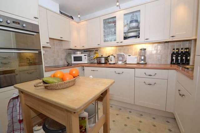  Image of 2 bedroom Flat for sale in Canford Cliffs Road Canford Cliffs Poole BH13 at 162-164 Canford Cliffs Road  Poole, BH13 7EJ