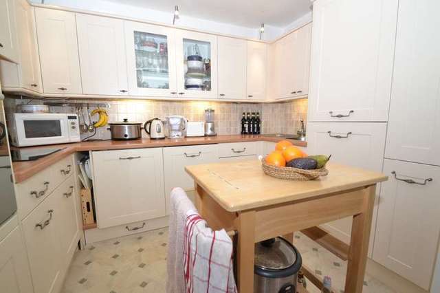  Image of 2 bedroom Flat for sale in Canford Cliffs Road Canford Cliffs Poole BH13 at 162-164 Canford Cliffs Road  Poole, BH13 7EJ