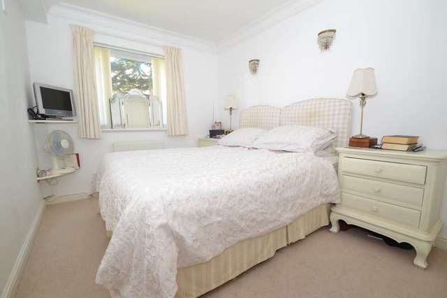  Image of 2 bedroom Flat for sale in Canford Cliffs Road Canford Cliffs Poole BH13 at 162-164 Canford Cliffs Road  Poole, BH13 7EJ