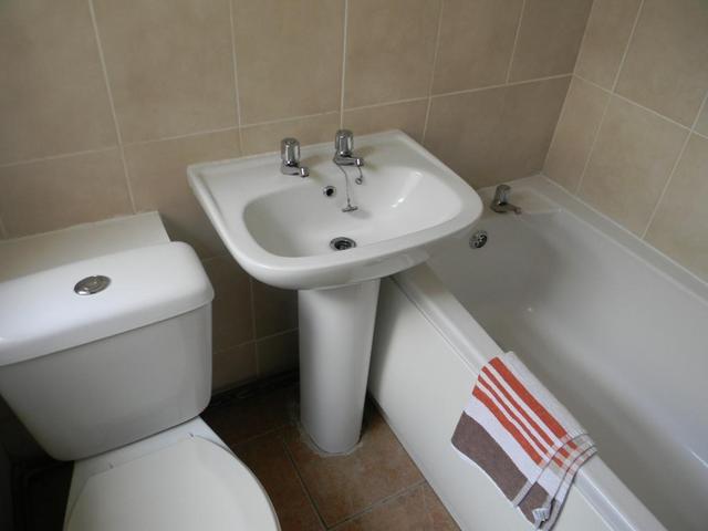  Image of 2 bedroom Apartment to rent in Carrington Avenue De La Pole Avenue Hull HU3 at Hull, HU3 6RU