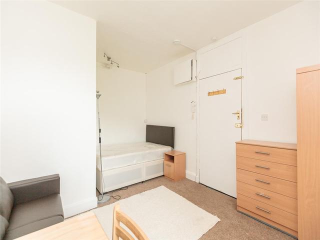  Image of 1 bedroom Flat to rent in Causewayside Edinburgh EH9 at Newington Edinburgh Edinburgh, EH9 1PN