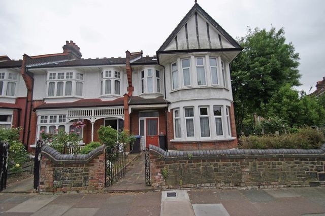  Image of 2 bedroom Barn Conversion to rent in Caversham Avenue London N13 at Caversham Avenue Palmers Green Palmers Green, N13 4LN