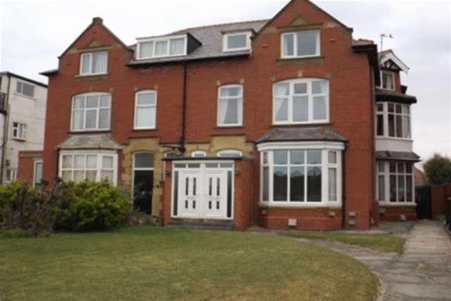  Image of 2 bedroom Flat to rent in Clifton Drive North St. Annes Lytham St. Annes FY8 at Lytham St. Annes, FY8 2PS
