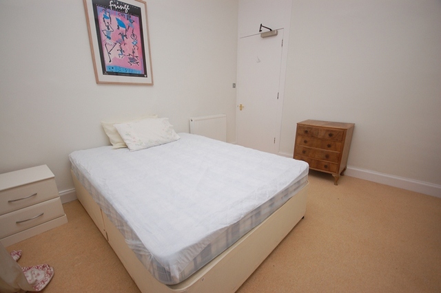  Image of 3 bedroom Flat to rent in Cornwall Street Edinburgh EH1 at City Centre Edinburgh Edinburgh, EH1 2EQ