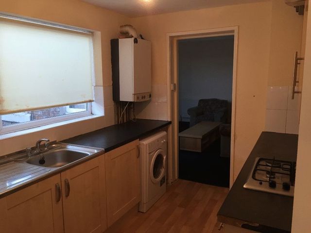 Image of 3 bedroom Flat to rent in Croydon Road Newcastle upon Tyne NE4 at Croydon Road Fenham Blakelaw, NE4 5LP