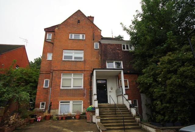  Image of Flat to rent in Daleham Gardens London NW3 at London, NW3 5BU
