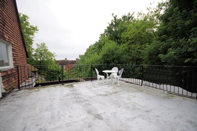  Image of Flat to rent in Daleham Gardens London NW3 at London, NW3 5BU