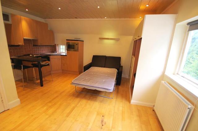  Image of Flat to rent in Daleham Gardens London NW3 at London, NW3 5BU