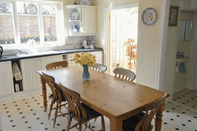  Image of 4 bedroom Detached house to rent in Dartmouth Road Paignton TQ4 at Dartmouth Road Array Goodrington, TQ4 6LH