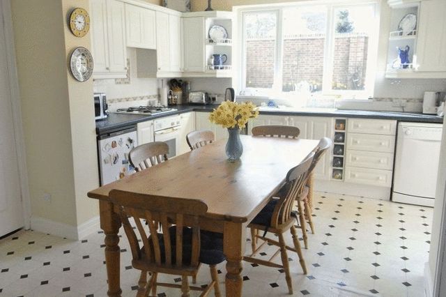  Image of 4 bedroom Detached house to rent in Dartmouth Road Paignton TQ4 at Dartmouth Road Array Goodrington, TQ4 6LH