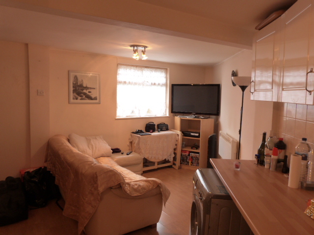  Image of Studio flat to rent in Dawley Parade Dawley Road Hayes UB3 at Dawley Road  Hayes, UB3 1EB