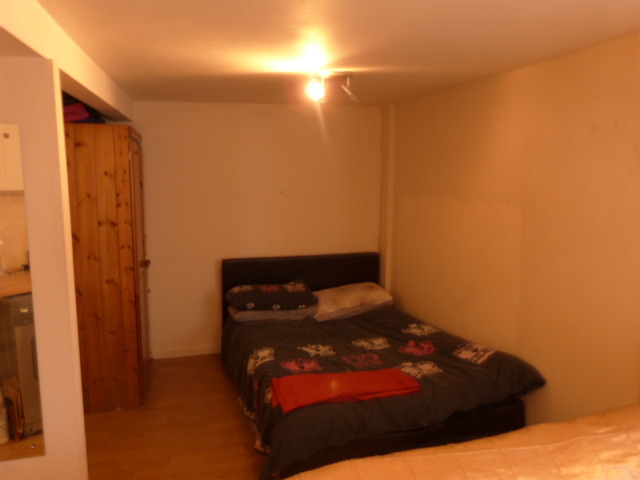  Image of Studio flat to rent in Dawley Parade Dawley Road Hayes UB3 at Dawley Road  Hayes, UB3 1EB
