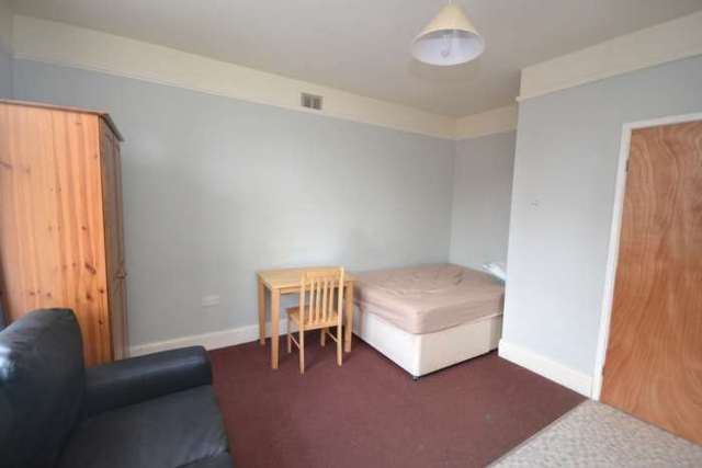  Image of Studio flat to rent in Denmark Road Reading RG1 at Denmark Road  Reading, RG1 5PA