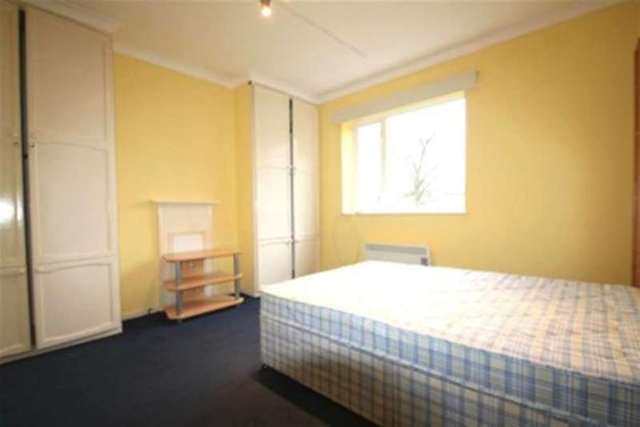  Image of 3 bedroom Flat to rent in Eastcote Street London SW9 at London, SW9 9HJ