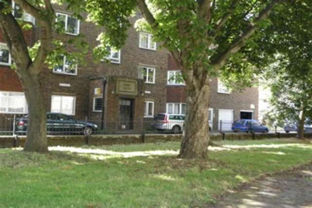  Image of 3 bedroom Flat to rent in Eastcote Street London SW9 at London, SW9 9HJ