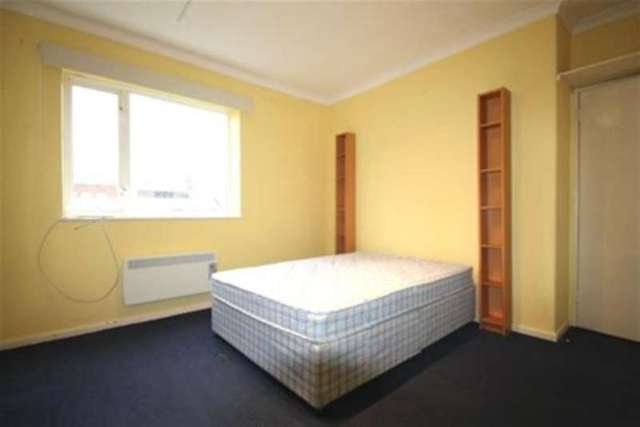  Image of 3 bedroom Flat to rent in Eastcote Street London SW9 at London, SW9 9HJ