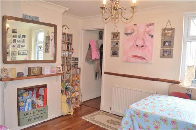  Image of 2 bedroom Cottage to rent in Edward Road New Barnet Barnet EN4 at Barnet Hertfordshire Hertfordshire, EN4 8AY