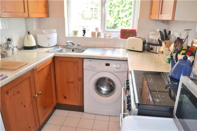  Image of 2 bedroom Cottage to rent in Edward Road New Barnet Barnet EN4 at Barnet Hertfordshire Hertfordshire, EN4 8AY