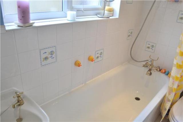  Image of 2 bedroom Cottage to rent in Edward Road New Barnet Barnet EN4 at Barnet Hertfordshire Hertfordshire, EN4 8AY