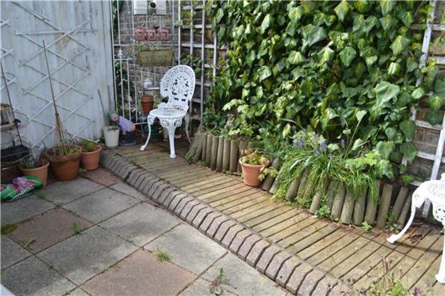  Image of 2 bedroom Cottage to rent in Edward Road New Barnet Barnet EN4 at Barnet Hertfordshire Hertfordshire, EN4 8AY