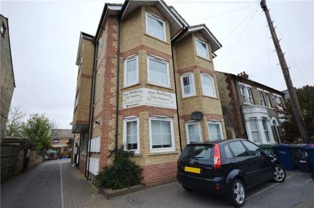  Image of 3 bedroom Flat to rent in Elizabeth Way Cambridge CB4 at Chesterton, CB4 1DD