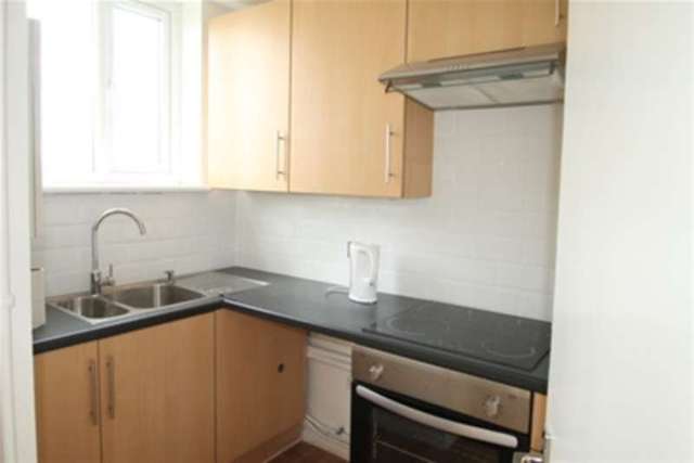  Image of 2 bedroom Flat to rent in Elmdene Road London SE18 at London, SE18 6TZ