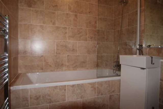  Image of 2 bedroom Flat to rent in Elmdene Road London SE18 at London, SE18 6TZ