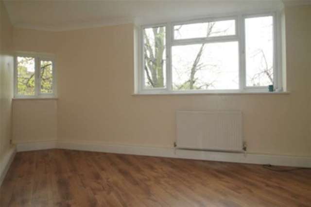 Image of 2 bedroom Flat to rent in Elmdene Road London SE18 at London, SE18 6TZ